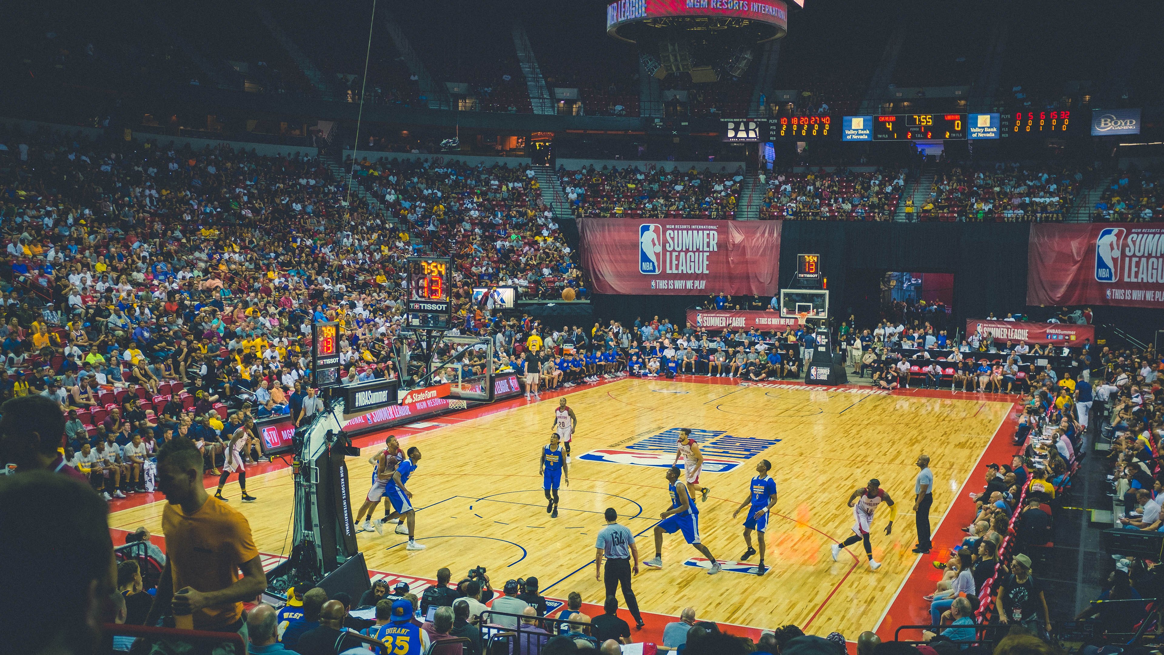 字母哥狂暴撕裂防线，独行侠铁血防守让勇士窒息