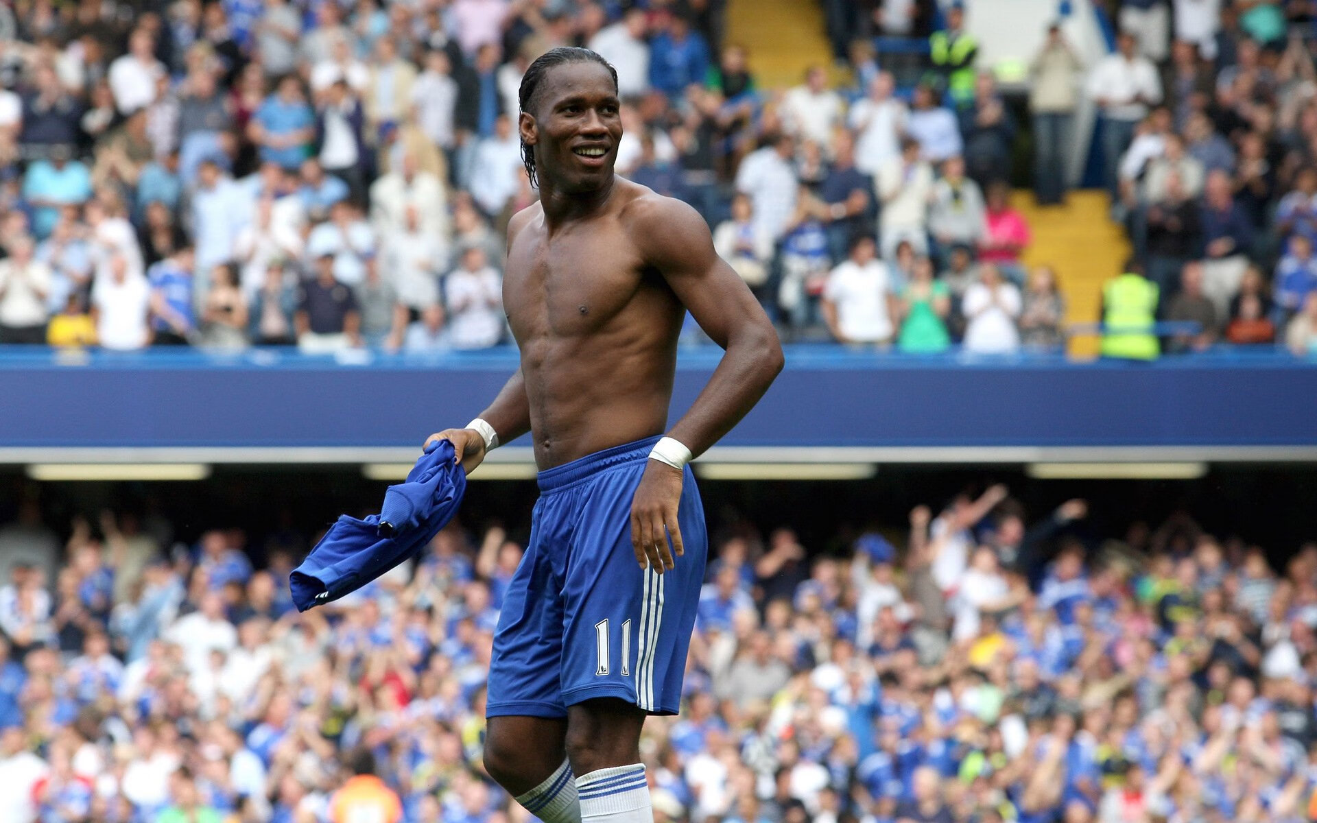 中国正面击溃威尔士，金玟哉成为关键先生，足球场上的长城与桥梁